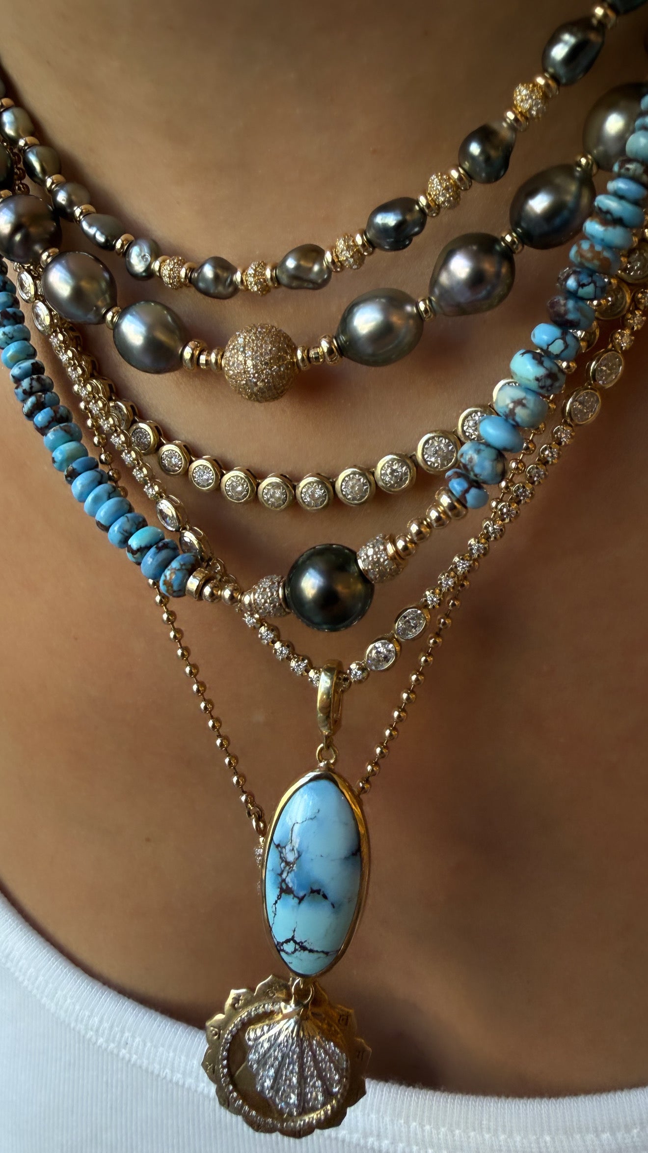 GOLDEN HILL PENDANT SET IN SOLID GOLD
