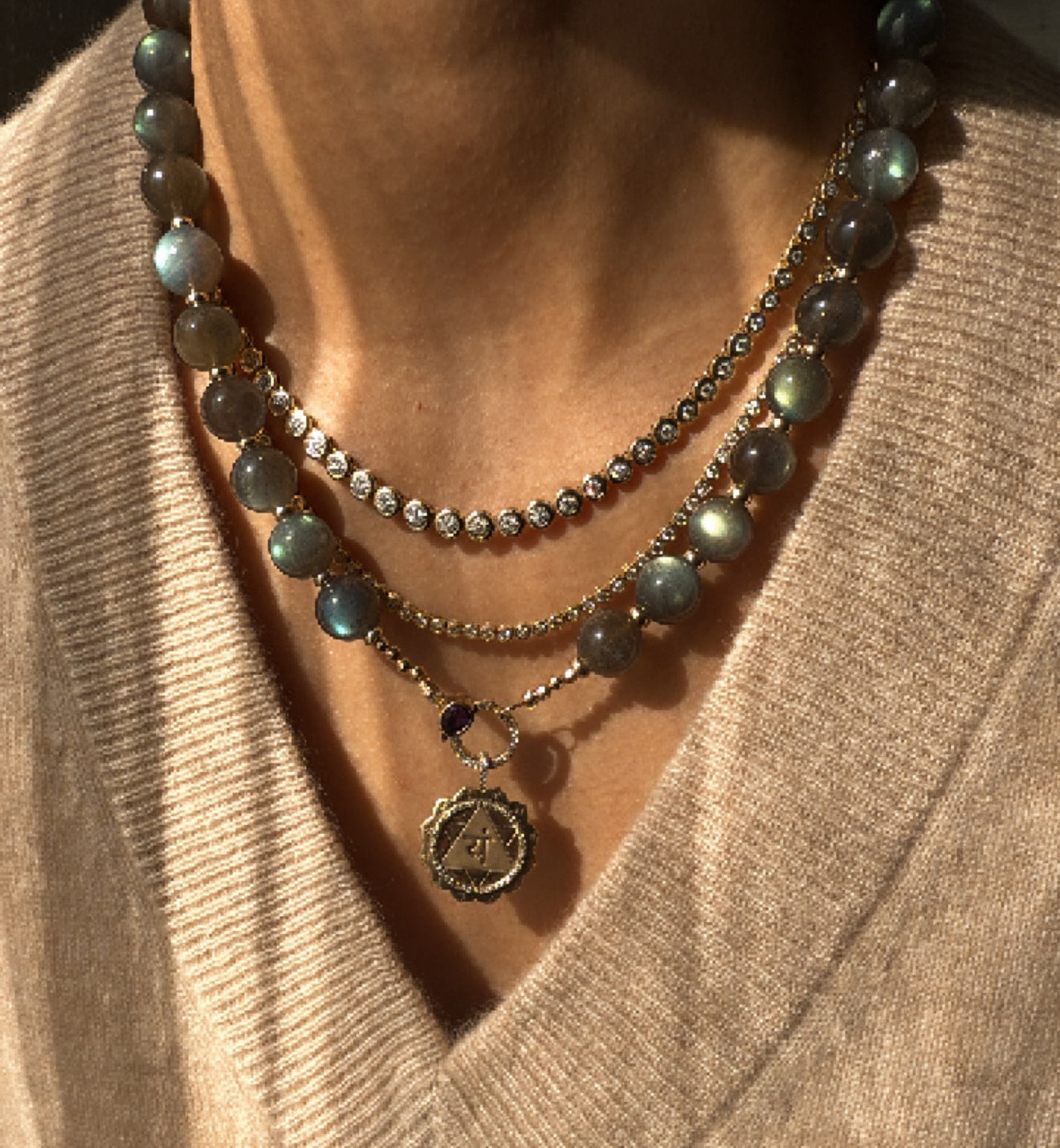 LABRADORITE BEADED ROUND NECKLACE WIRH AMETHYST AND DIAMOD CLASP