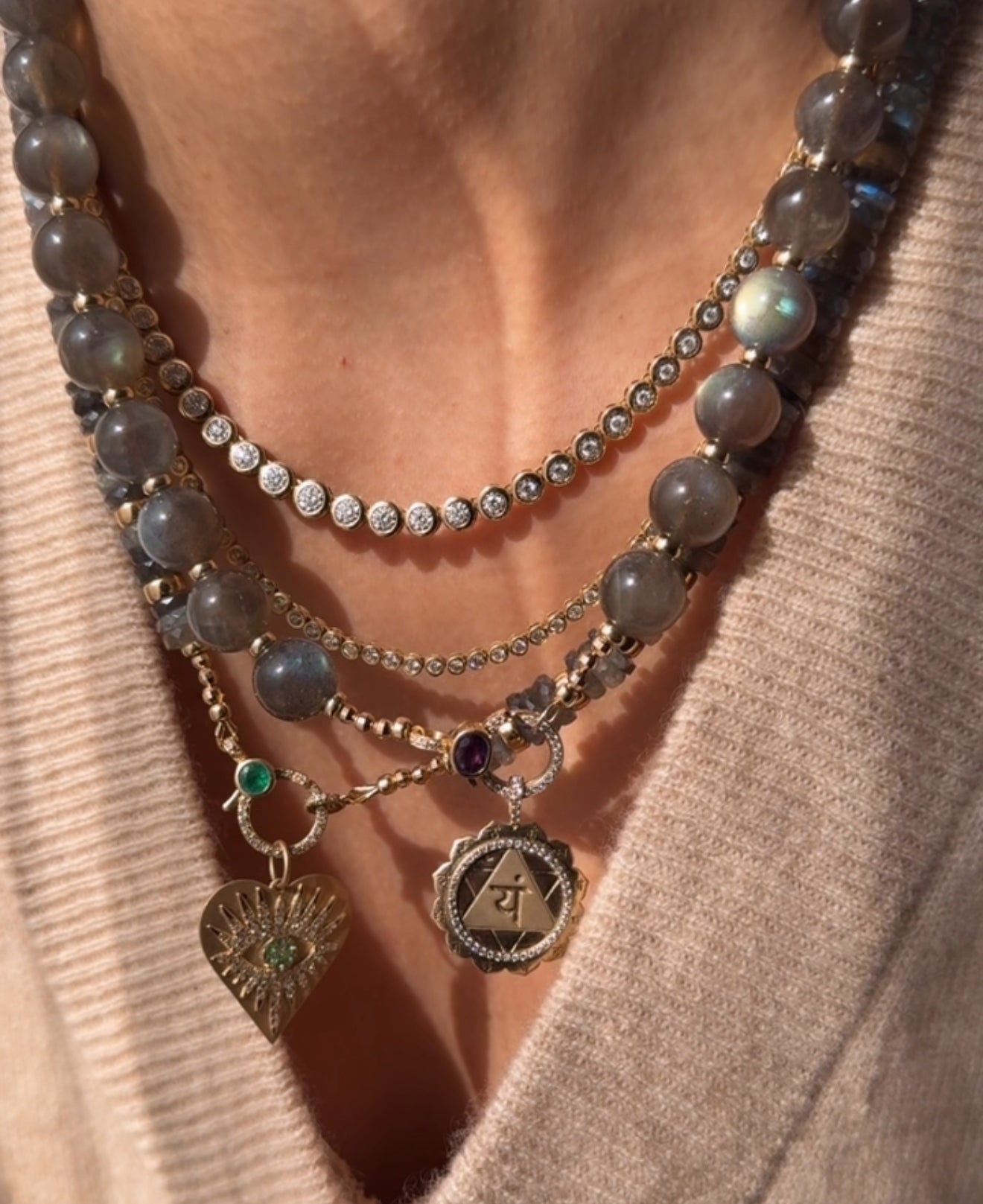 LABRADORITE BEADED ROUND NECKLACE WIRH AMETHYST AND DIAMOD CLASP