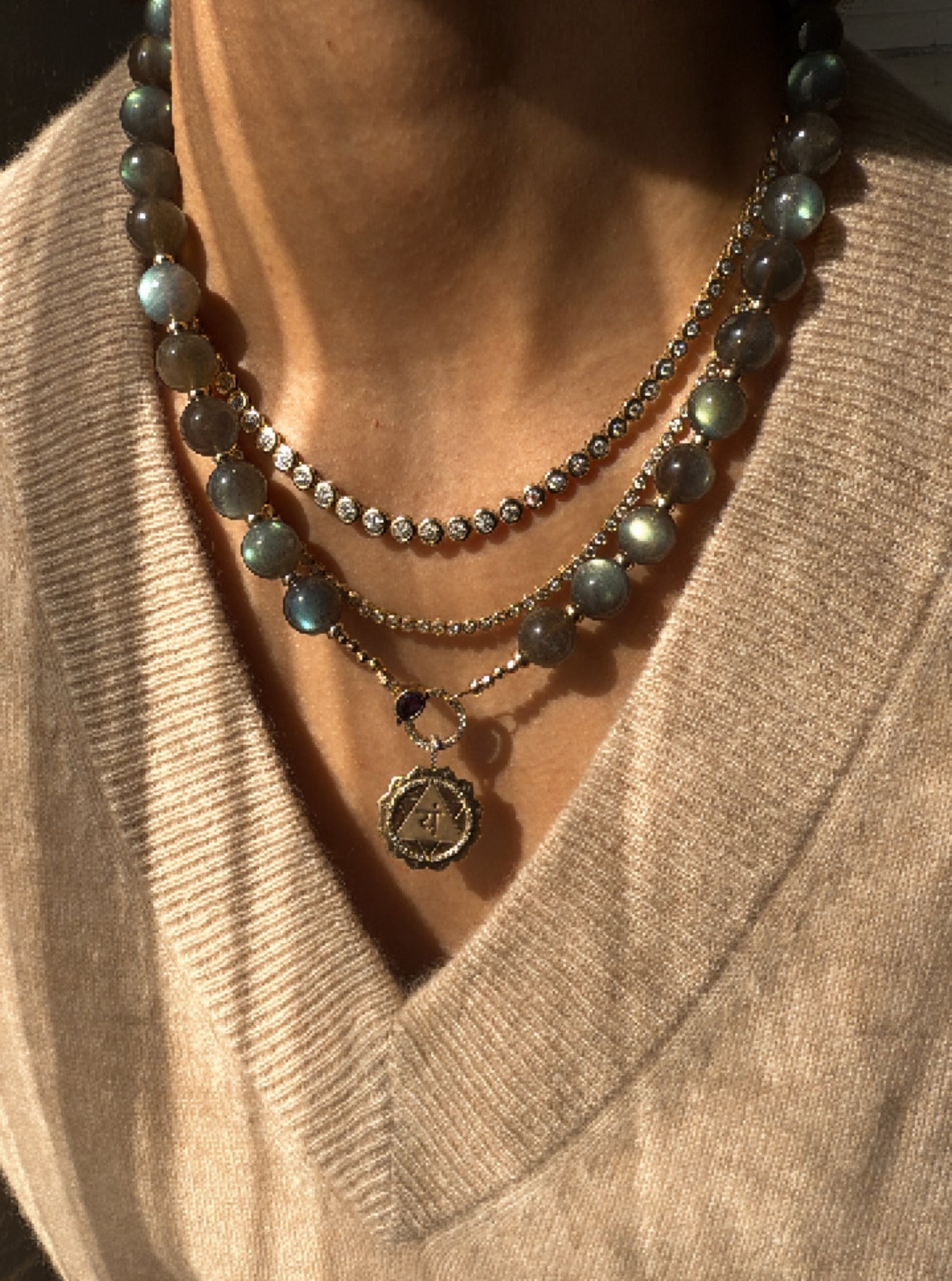 LABRADORITE BEADED ROUND NECKLACE WIRH AMETHYST AND DIAMOD CLASP