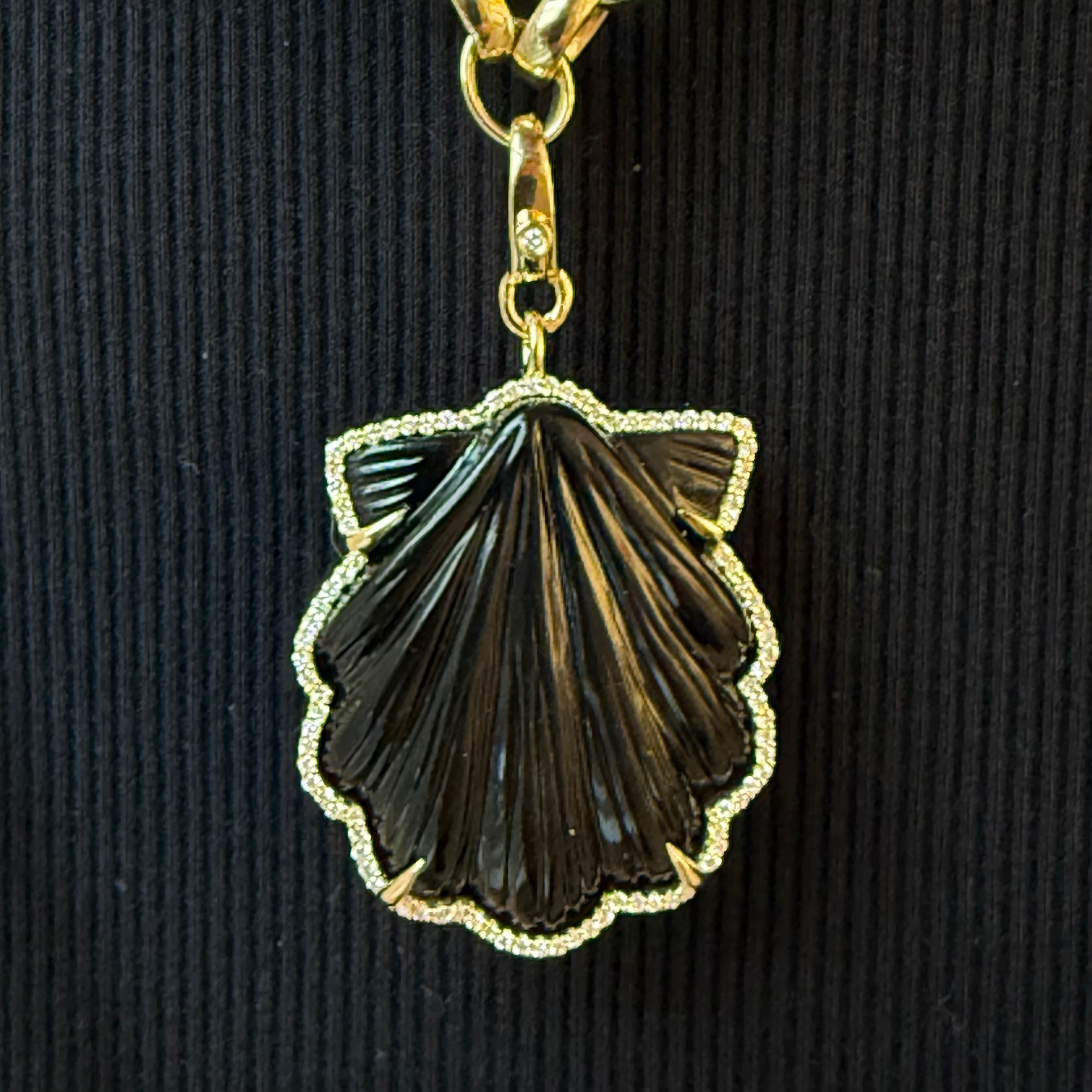 CARVED BLACK ONYX GEMSTONE SHELL AMULET SET IN 14K GOLD WHITE DIAMONDS