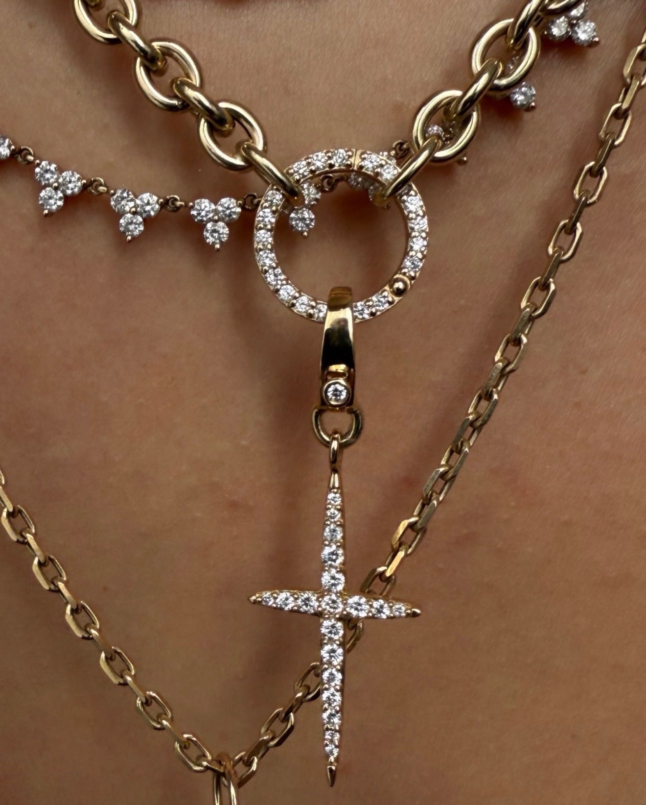 14K GOLD AND DIAMOND POINT CROSS