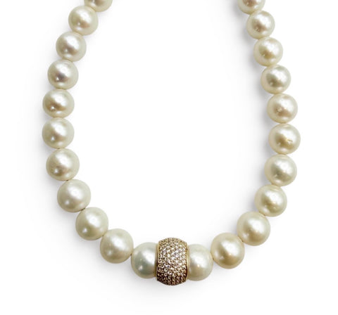 WHITE PEARL NECKLACE WITH DIAMOND RONDELLE BEAD