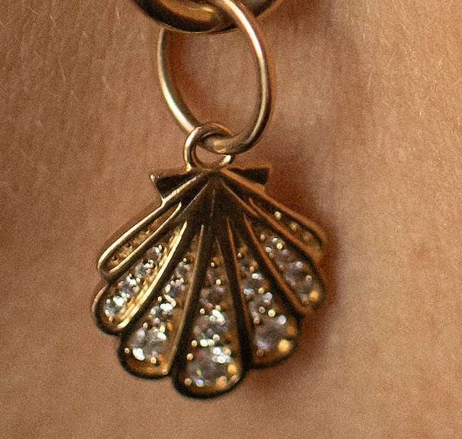 GOLD & DIAMOND SHELL PENDANT