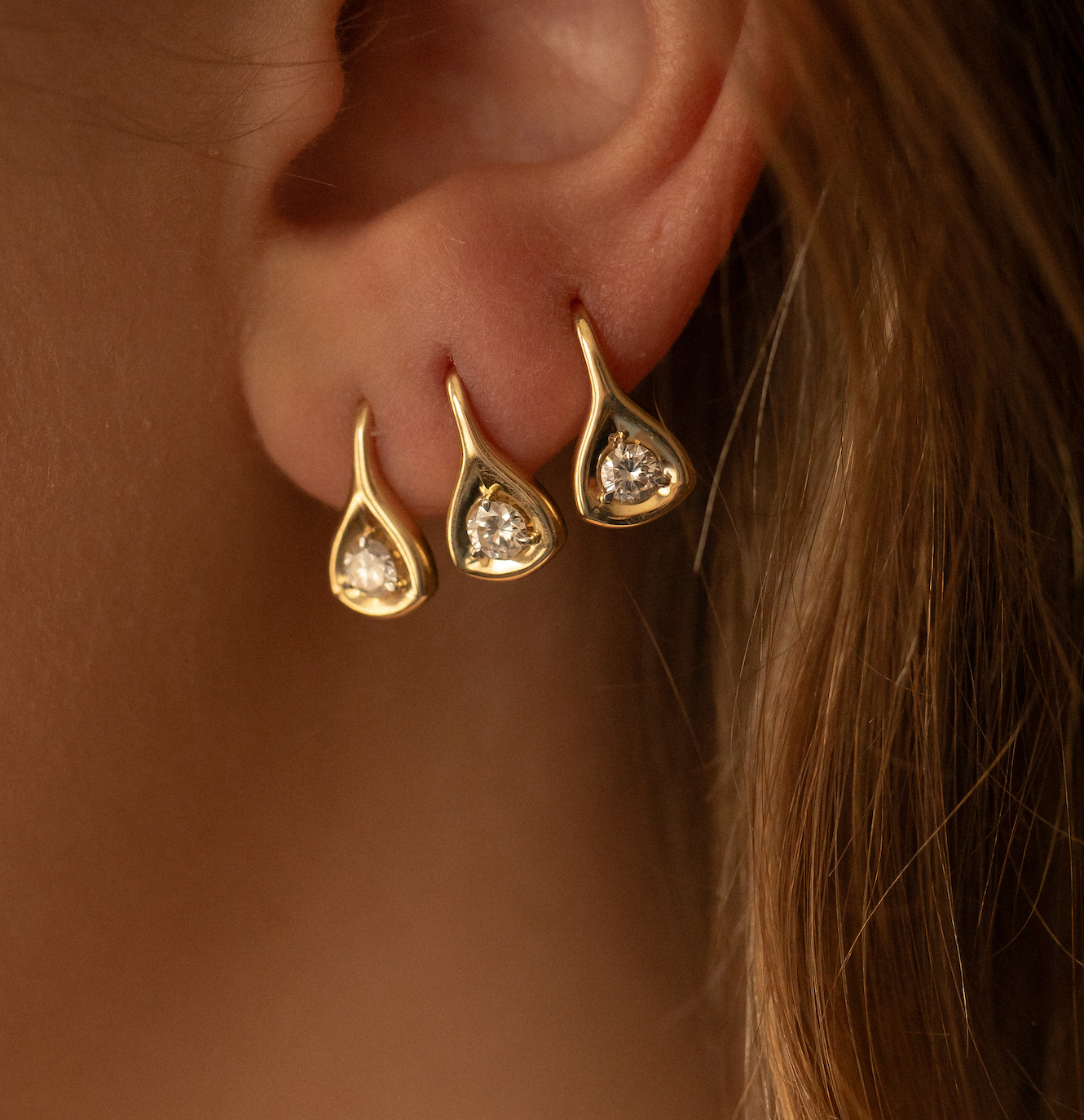14K GOLD DIAMOND DROP EARRINGS.