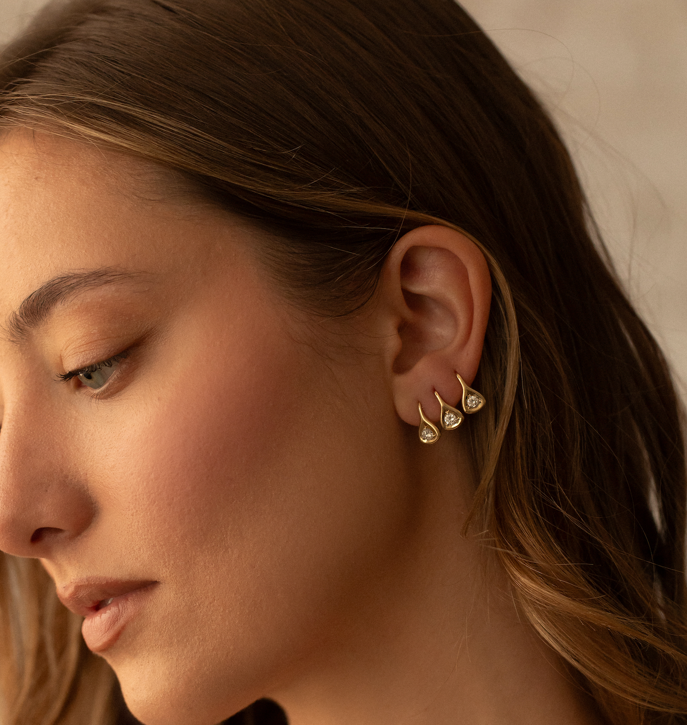14K GOLD DIAMOND DROP EARRINGS.