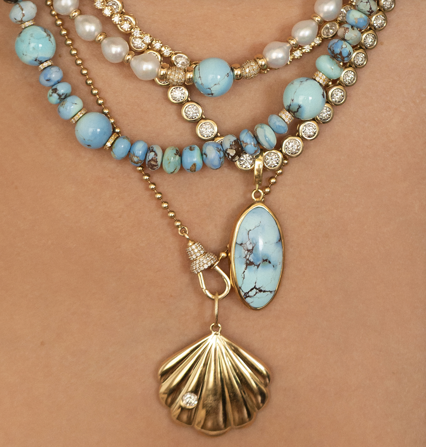 GOLDEN HILL PENDANT SET IN SOLID GOLD